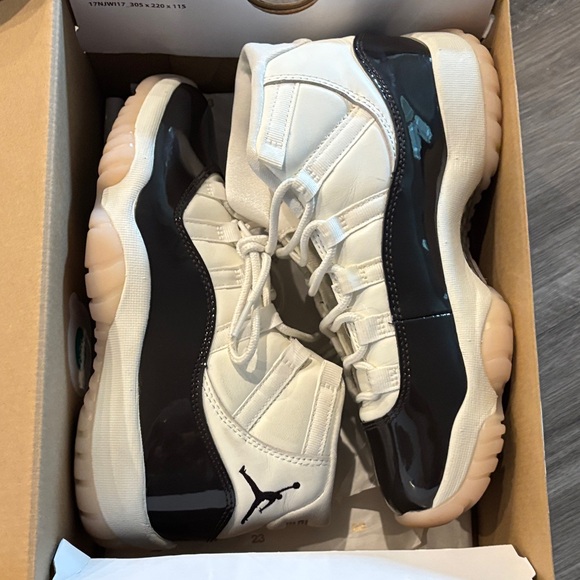 Jordan Air 11 Retro in Sail and Velvet Brown - Picture 1 of 7